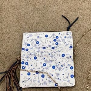 Crossbody bag with magnet